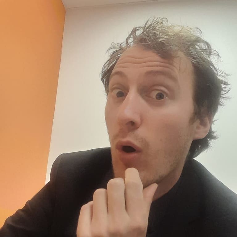 Antoine Bousquet, intervenant - comédien et chanteur à la Katapulte Compagnie