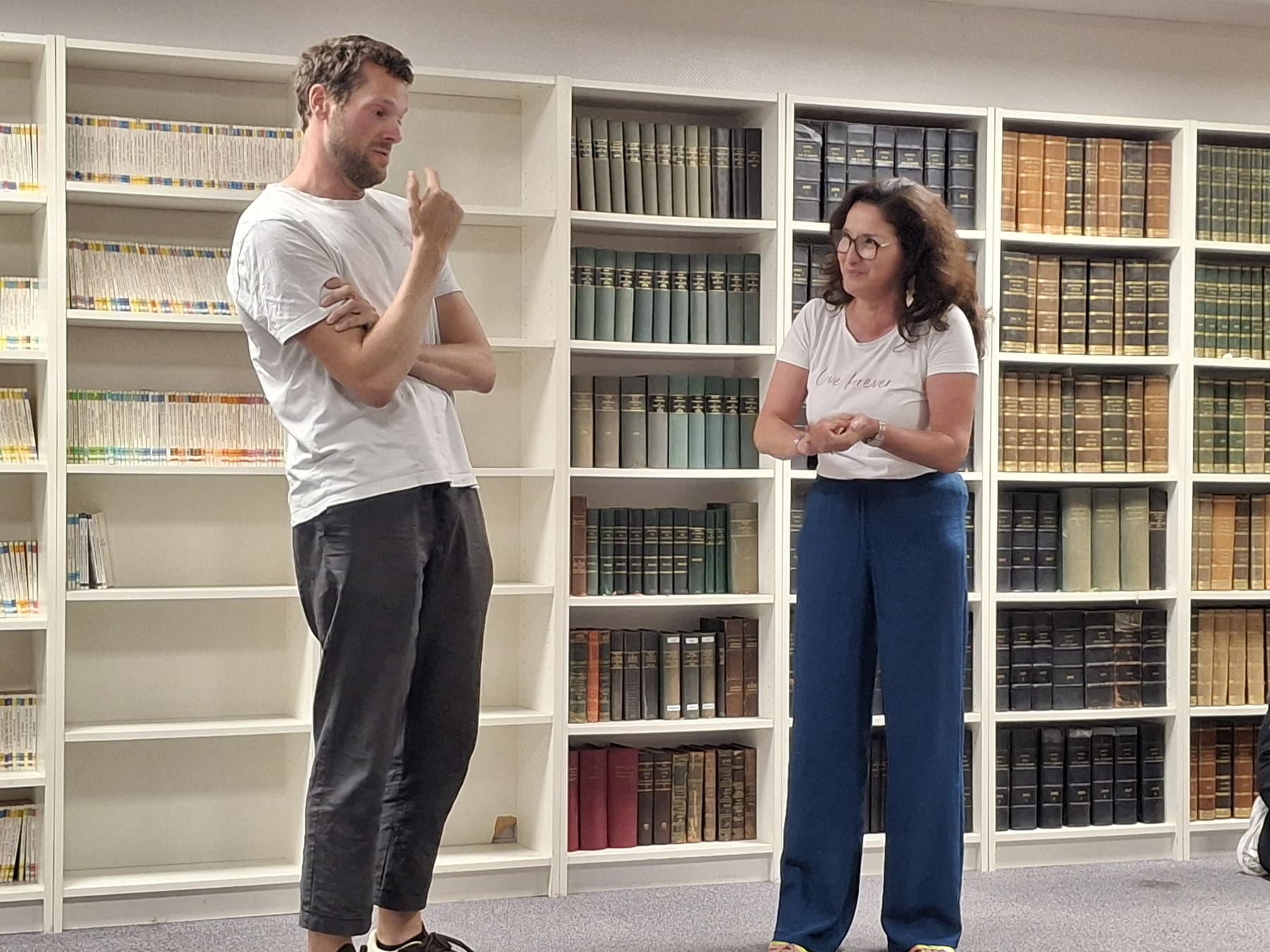 Deux élèves jouent une scène d'improvisation à deux pendant un atelier
