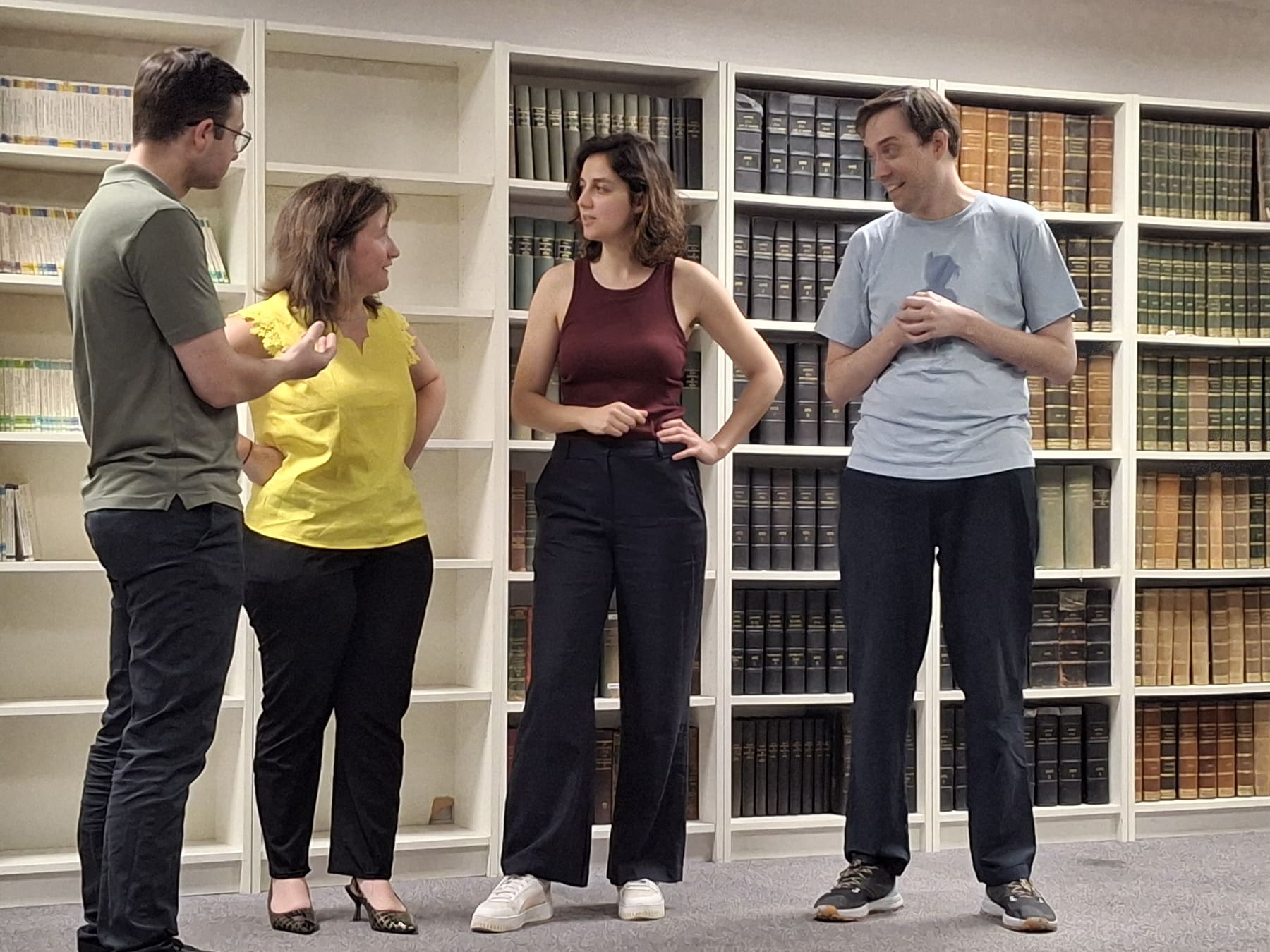 Quatre élèves construisent ensemble une scène improvisée