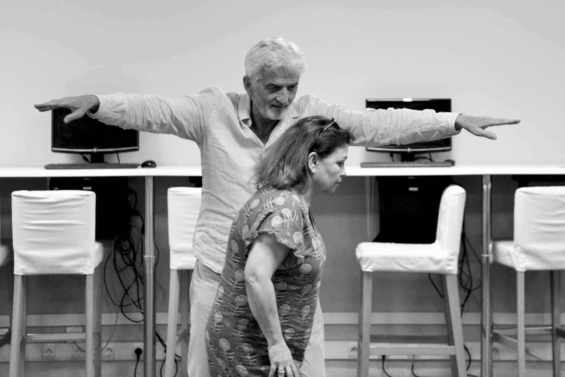 Un élève tend le bras pour placer un partenaire dans une scène improvisée