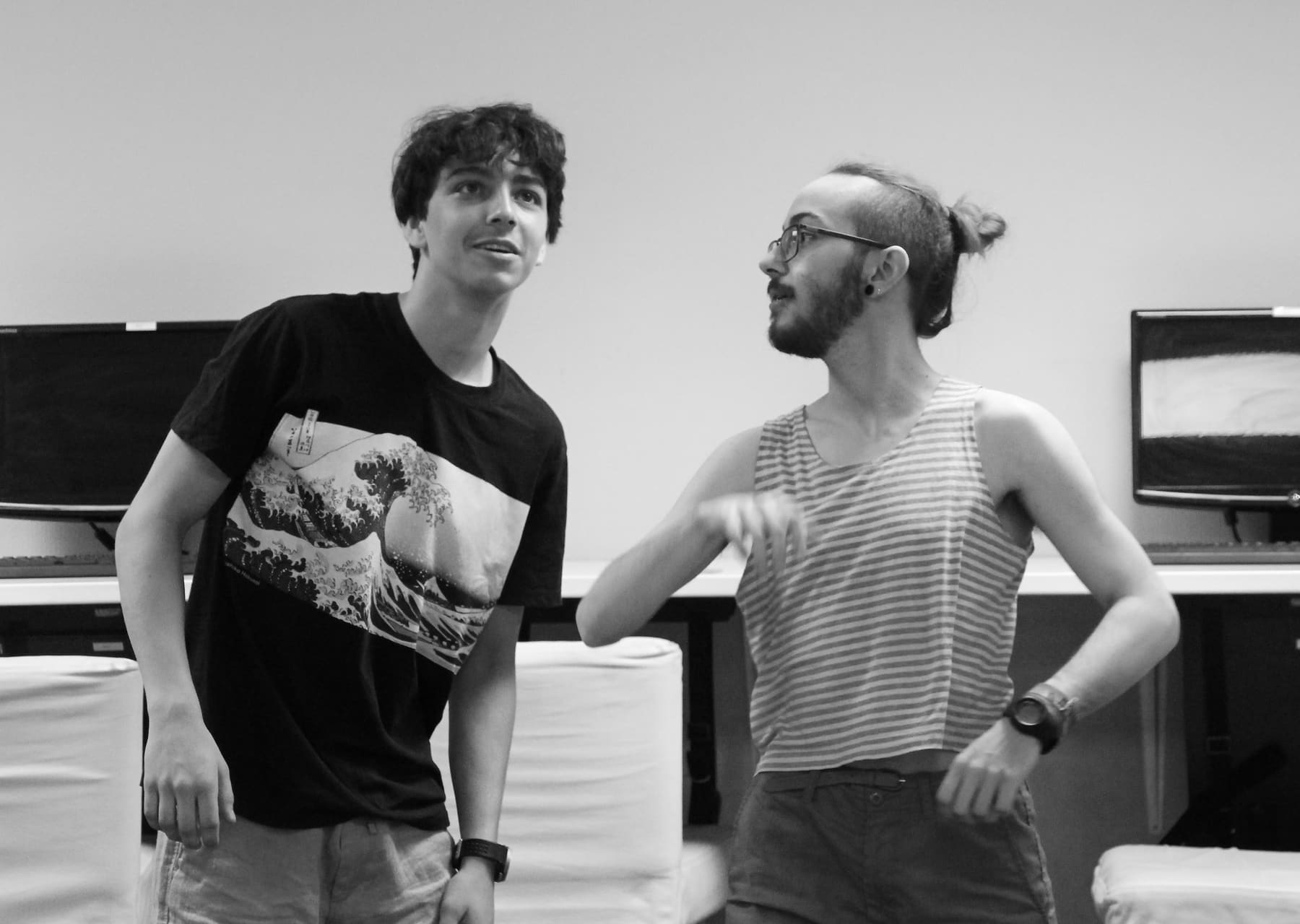 Deux élèves se répondent au cours d'une improvisation