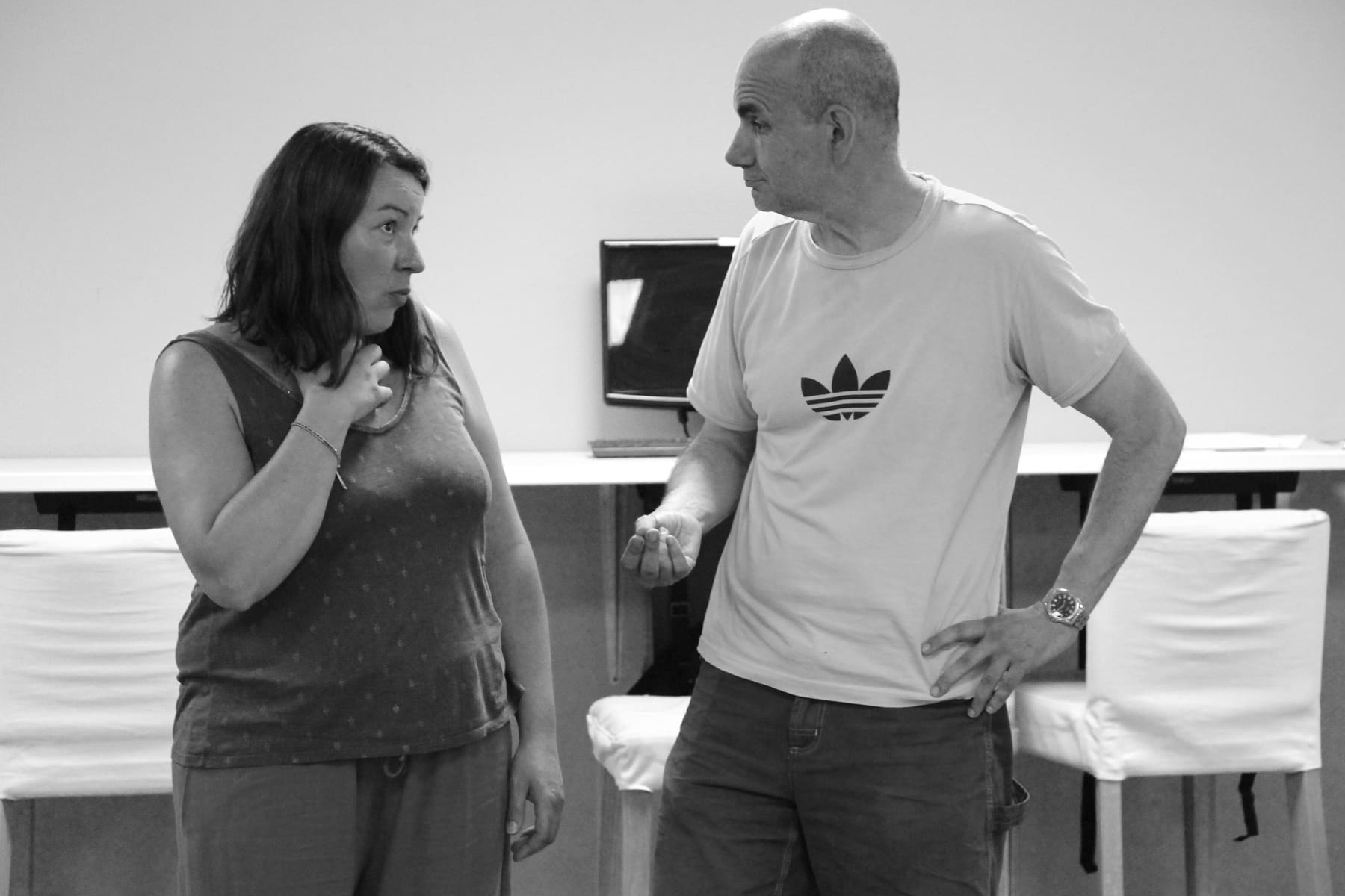 Deux élèves construisent une scène à deux pendant le cours d'improvisation