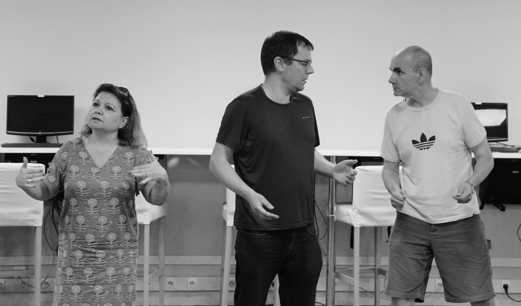 Trois élèves improvisent une scène de conversation pendant le cours