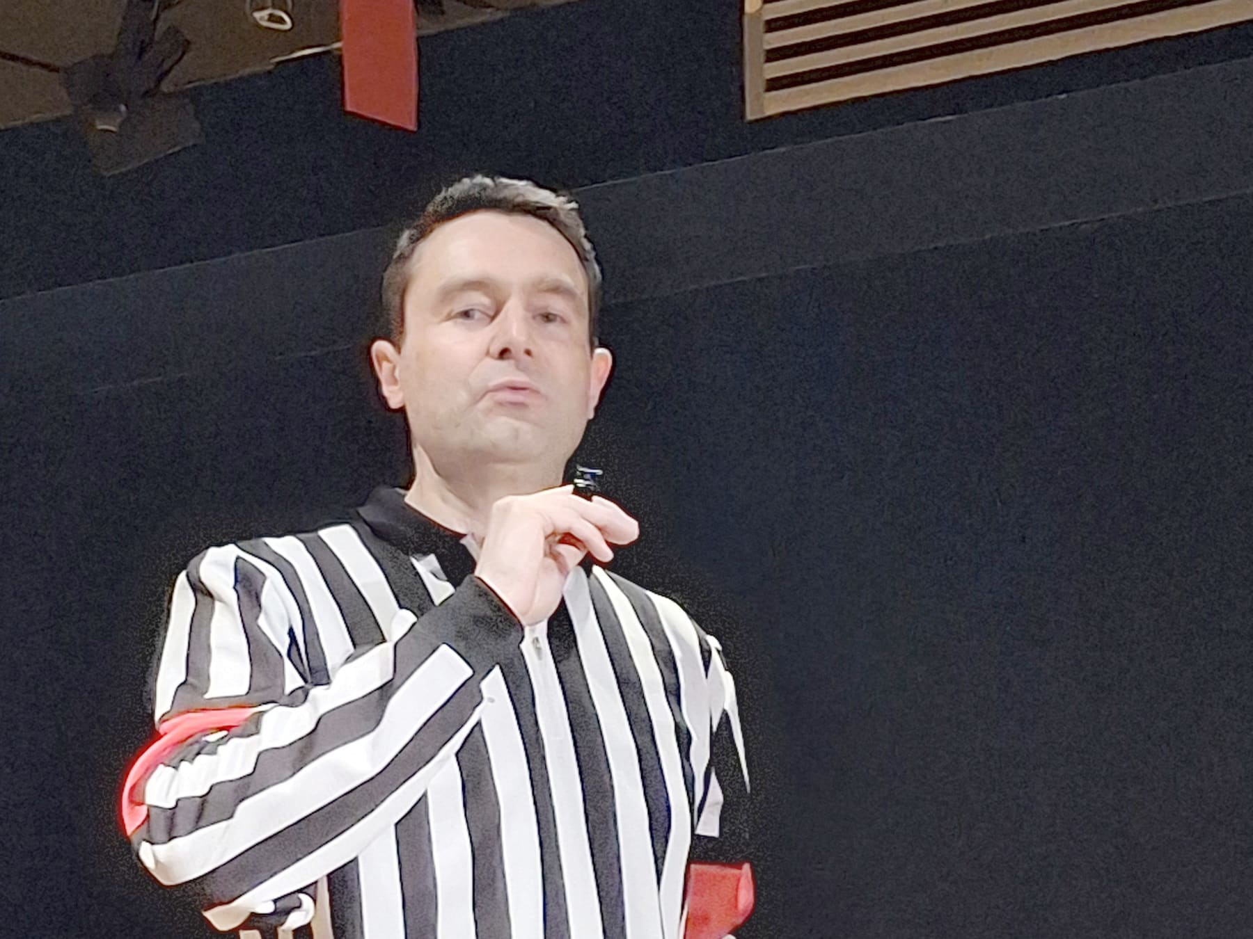 L'arbitre du match d'improvisation de la Katapulte Compagnie annonce la catégorie de la scène suivante