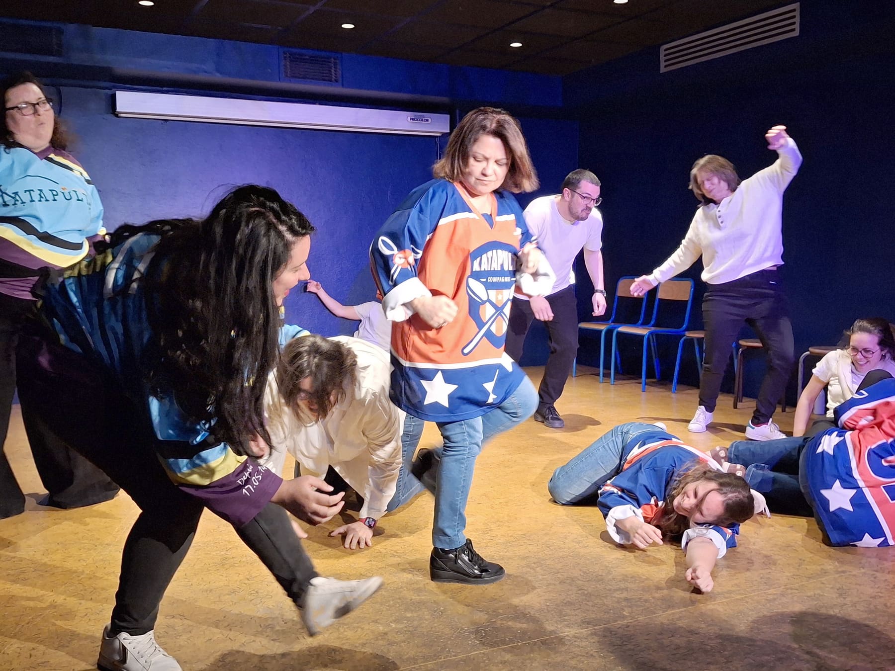 Scène de groupe pendant le match d'improvisation des élèves de la Katapulte Compagnie