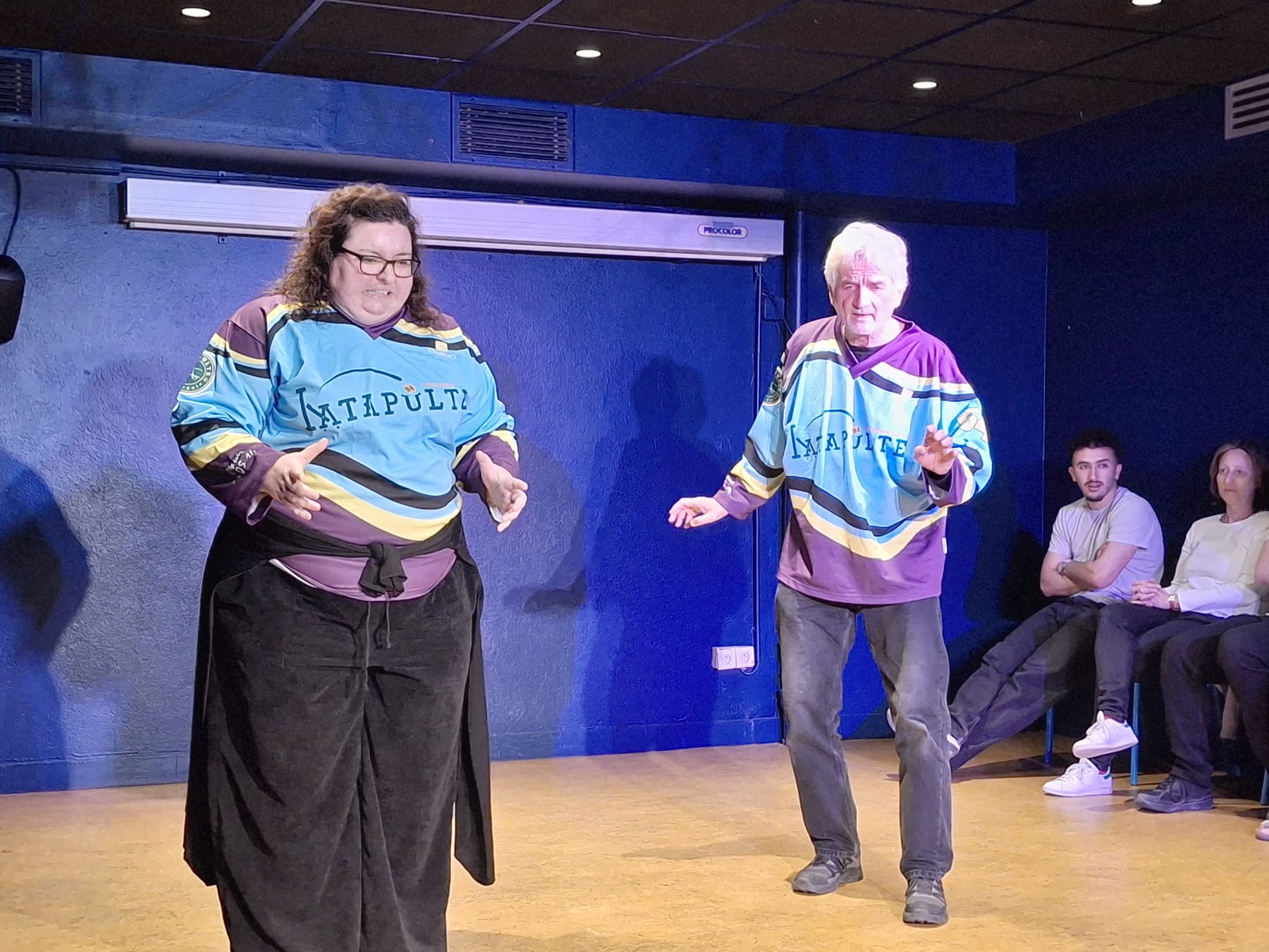 Deux improvisatrices en maillot de la Katapulte jouent une scène à deux