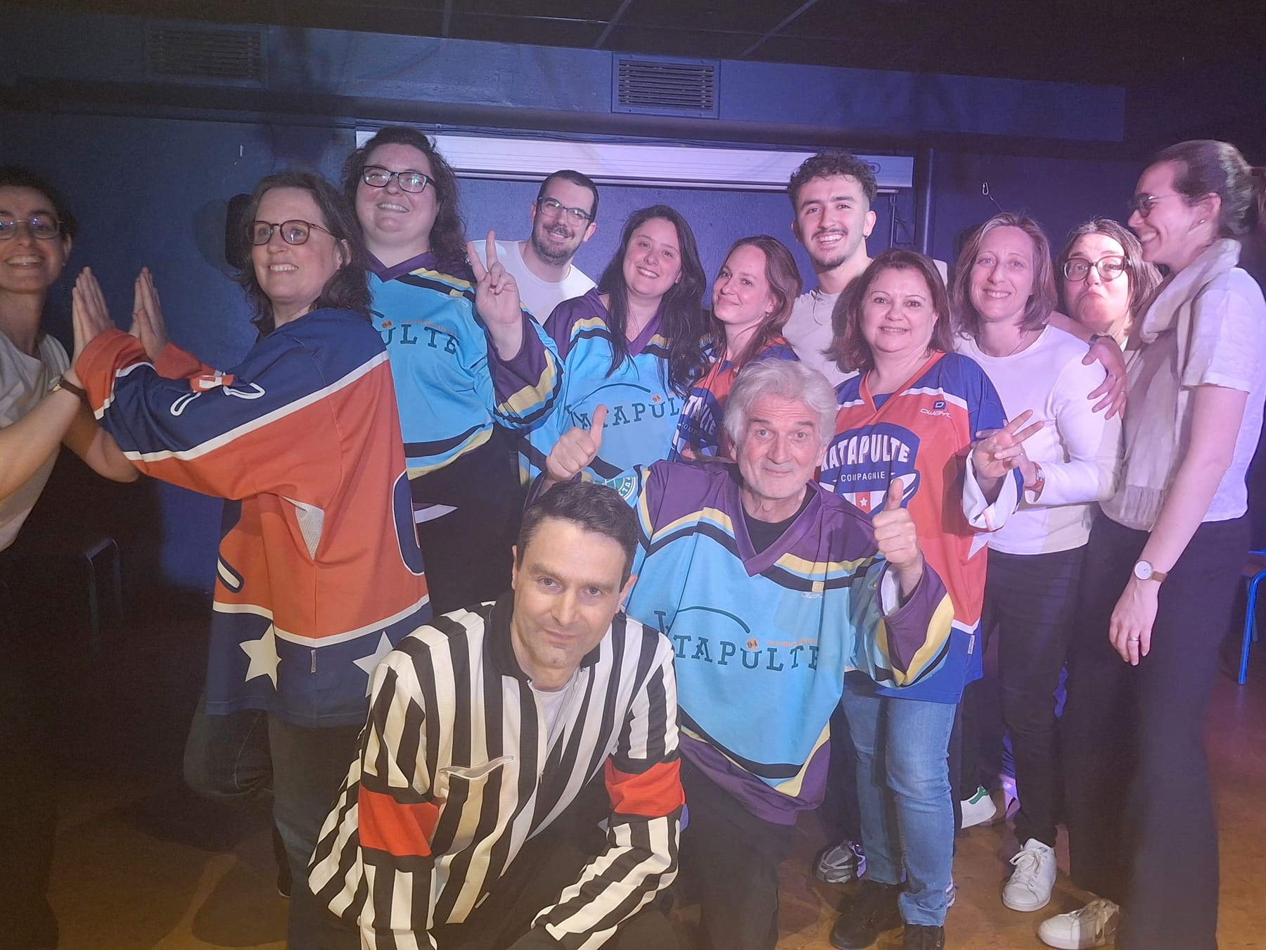 Les élèves et l'arbitre de la Katapulte Compagnie réunis à la fin de leur match d'improvisation
