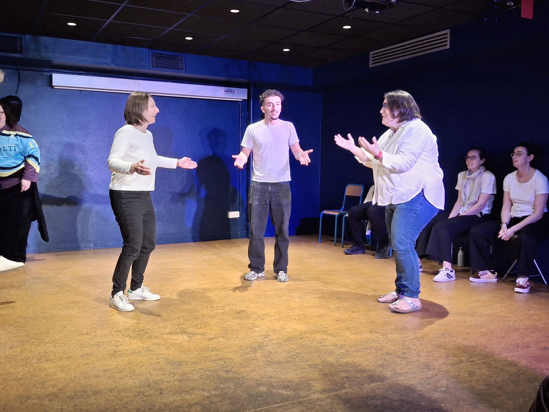 Trois élèves de la Katapulte improvisent une scène au centre du plateau