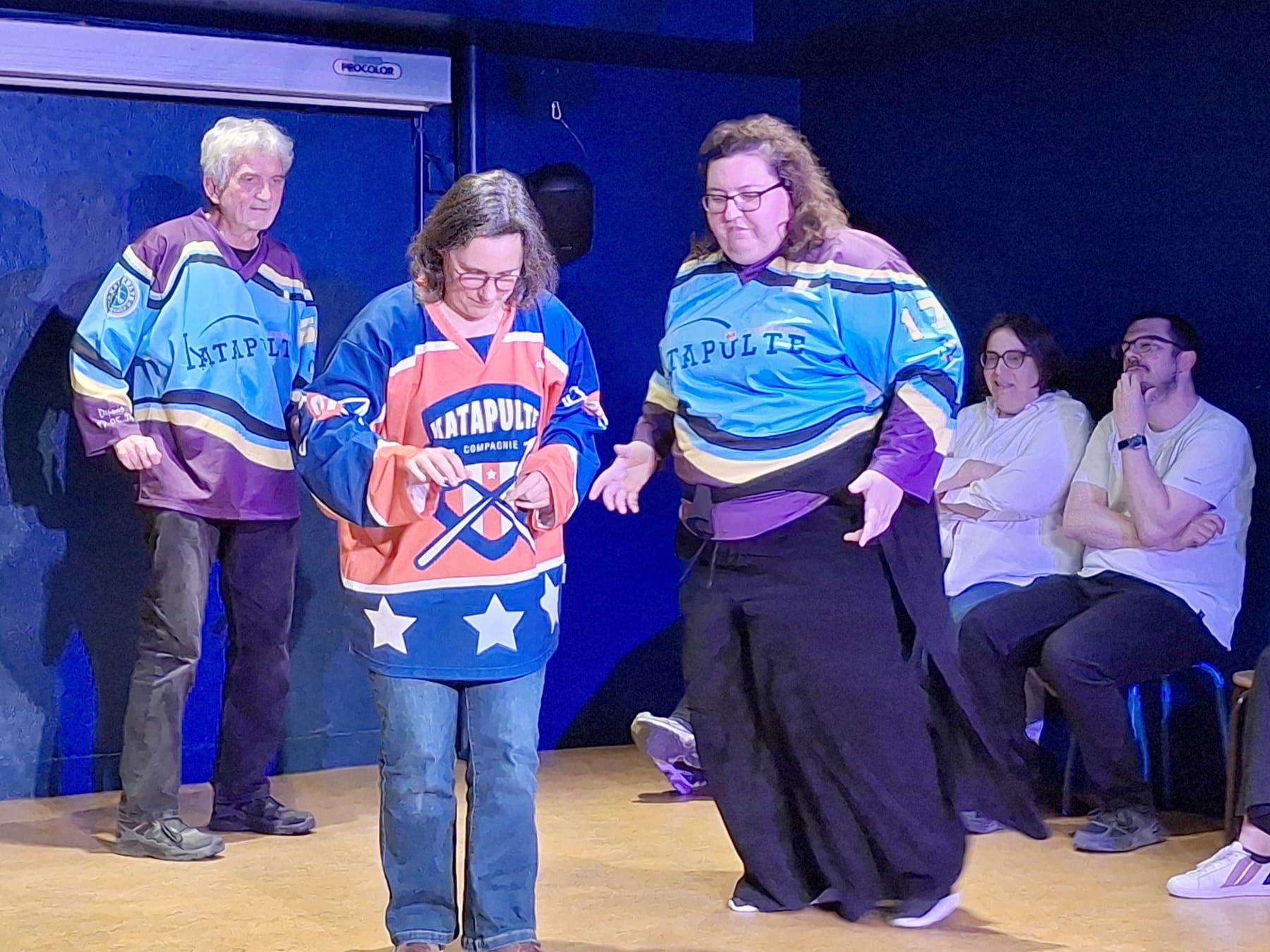 Trois improvisateurs en maillot de la Katapulte jouent une scène ensemble
