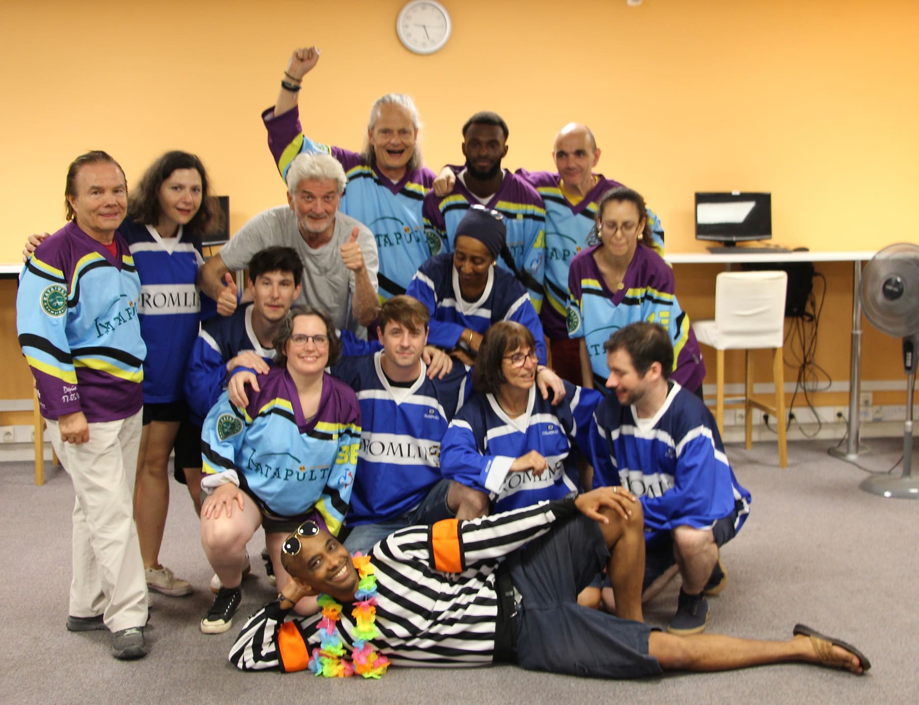 Les élèves et les professeurs de la Katapulte Compagnie réunis en maillots après leur match d'improvisation de juin 2026